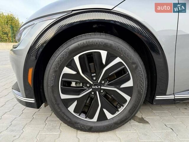 Сірий Кіа EV6, об'ємом двигуна 0 л та пробігом 9 тис. км за 27999 $, фото 82 на Automoto.ua