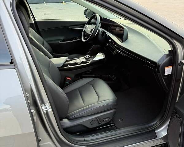 Сірий Кіа EV6, об'ємом двигуна 0 л та пробігом 9 тис. км за 27999 $, фото 58 на Automoto.ua