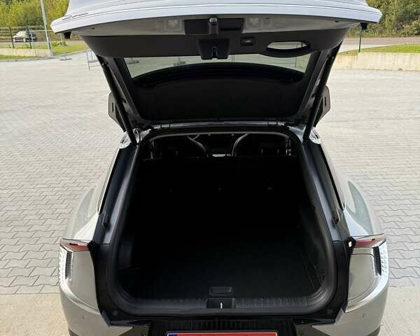 Сірий Кіа EV6, об'ємом двигуна 0 л та пробігом 9 тис. км за 27999 $, фото 32 на Automoto.ua
