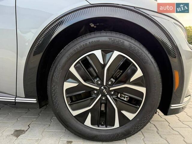 Сірий Кіа EV6, об'ємом двигуна 0 л та пробігом 9 тис. км за 27999 $, фото 30 на Automoto.ua