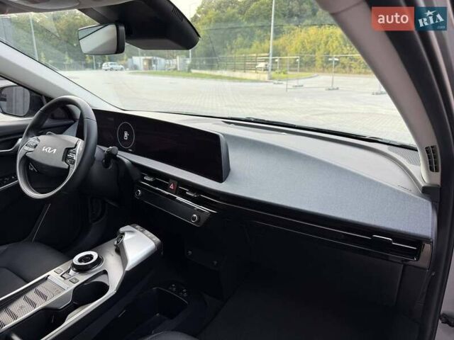 Сірий Кіа EV6, об'ємом двигуна 0 л та пробігом 9 тис. км за 27999 $, фото 60 на Automoto.ua