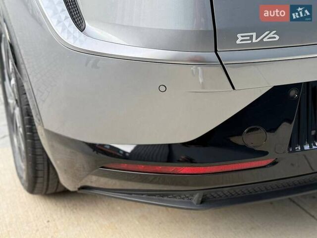 Сірий Кіа EV6, об'ємом двигуна 0 л та пробігом 9 тис. км за 27999 $, фото 70 на Automoto.ua