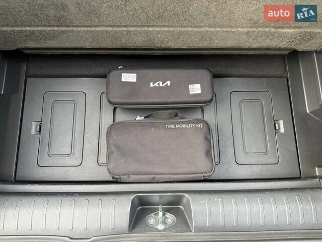 Сірий Кіа EV6, об'ємом двигуна 0 л та пробігом 9 тис. км за 27999 $, фото 39 на Automoto.ua