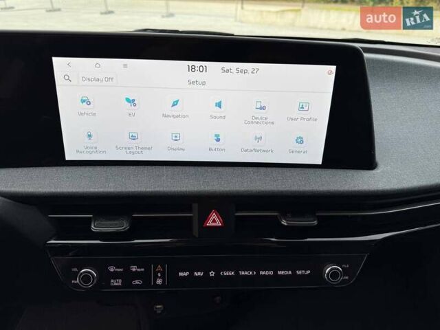 Сірий Кіа EV6, об'ємом двигуна 0 л та пробігом 9 тис. км за 27999 $, фото 127 на Automoto.ua
