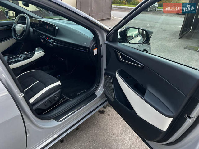 Сірий Кіа EV6, об'ємом двигуна 0 л та пробігом 1 тис. км за 38499 $, фото 49 на Automoto.ua