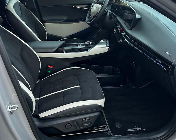 Сірий Кіа EV6, об'ємом двигуна 0 л та пробігом 1 тис. км за 38499 $, фото 50 на Automoto.ua