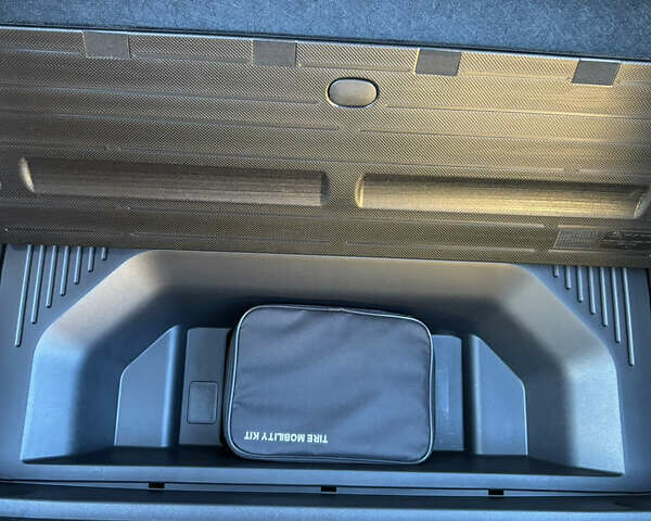 Серый Киа EV6, объемом двигателя 0 л и пробегом 3 тыс. км за 32999 $, фото 17 на Automoto.ua