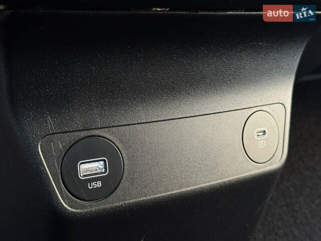 Синий Киа EV6, объемом двигателя 0 л и пробегом 243 тыс. км за 19999 $, фото 64 на Automoto.ua