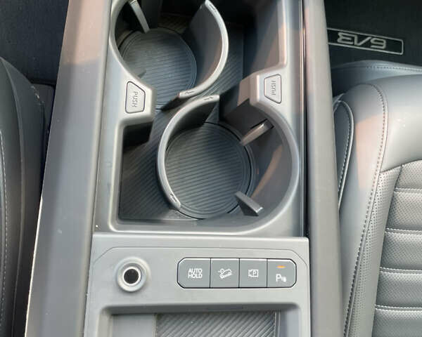 Чорний Кіа EV9, об'ємом двигуна 0 л та пробігом 9 тис. км за 51900 $, фото 12 на Automoto.ua