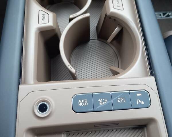 Черный Киа EV9, объемом двигателя 0 л и пробегом 30 тыс. км за 47000 $, фото 3 на Automoto.ua