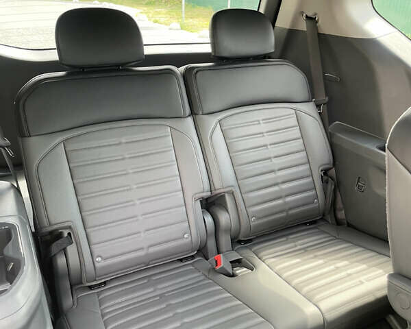 Чорний Кіа EV9, об'ємом двигуна 0 л та пробігом 9 тис. км за 51900 $, фото 28 на Automoto.ua