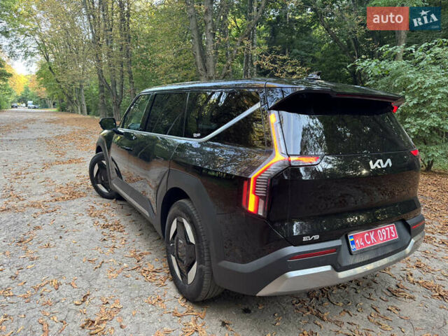 Черный Киа EV9, объемом двигателя 0 л и пробегом 18 тыс. км за 40500 $, фото 13 на Automoto.ua