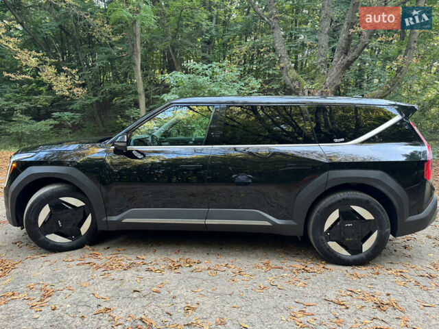 Черный Киа EV9, объемом двигателя 0 л и пробегом 18 тыс. км за 40500 $, фото 1 на Automoto.ua