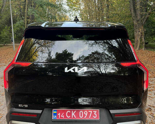 Черный Киа EV9, объемом двигателя 0 л и пробегом 18 тыс. км за 40500 $, фото 3 на Automoto.ua