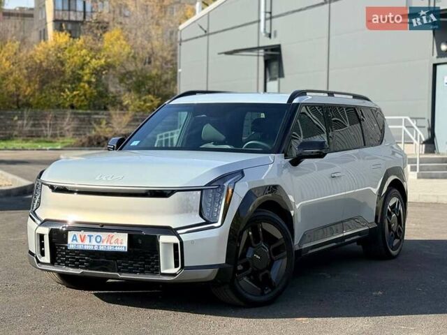 Серый Киа EV9, объемом двигателя 0 л и пробегом 8 тыс. км за 49500 $, фото 5 на Automoto.ua