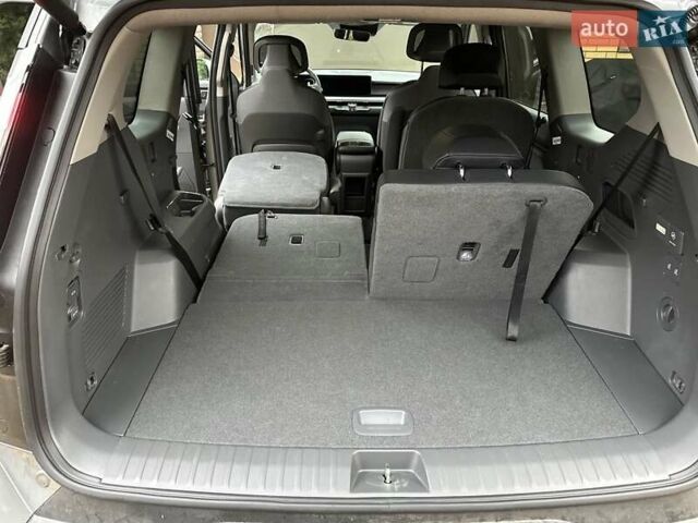 Серый Киа EV9, объемом двигателя 0 л и пробегом 16 тыс. км за 39800 $, фото 7 на Automoto.ua