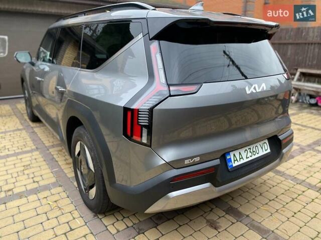 Серый Киа EV9, объемом двигателя 0 л и пробегом 16 тыс. км за 39800 $, фото 28 на Automoto.ua