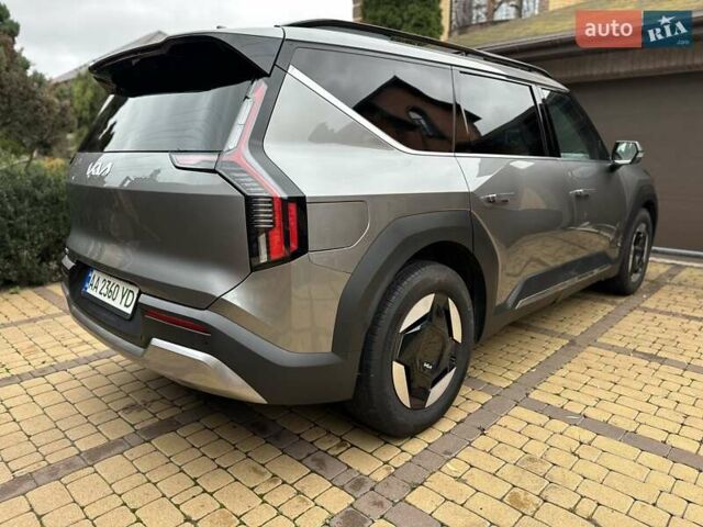 Серый Киа EV9, объемом двигателя 0 л и пробегом 16 тыс. км за 39800 $, фото 25 на Automoto.ua