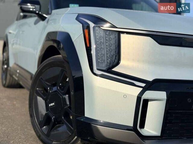 Серый Киа EV9, объемом двигателя 0 л и пробегом 8 тыс. км за 49500 $, фото 3 на Automoto.ua