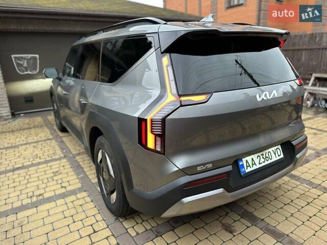 Серый Киа EV9, объемом двигателя 0 л и пробегом 16 тыс. км за 39800 $, фото 1 на Automoto.ua