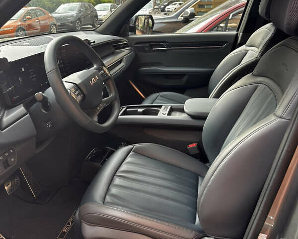 Серый Киа EV9, объемом двигателя 0 л и пробегом 8 тыс. км за 61000 $, фото 3 на Automoto.ua