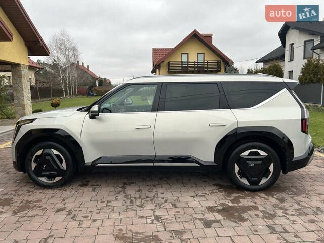 Серый Киа EV9, объемом двигателя 0 л и пробегом 12 тыс. км за 44000 $, фото 2 на Automoto.ua