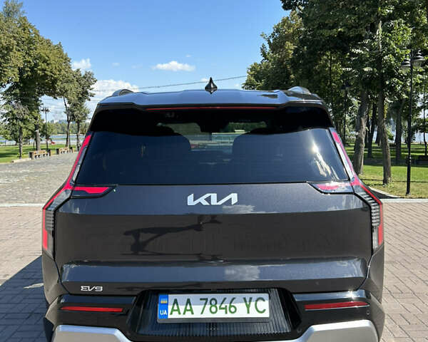 Серый Киа EV9, объемом двигателя 0 л и пробегом 19 тыс. км за 59000 $, фото 4 на Automoto.ua