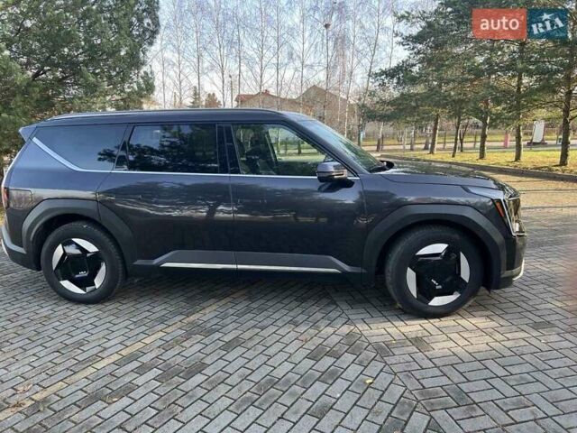 Серый Киа EV9, объемом двигателя 0 л и пробегом 30 тыс. км за 41985 $, фото 1 на Automoto.ua