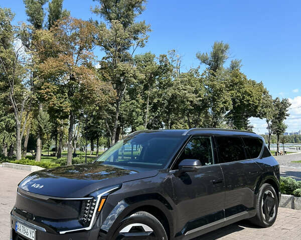 Серый Киа EV9, объемом двигателя 0 л и пробегом 19 тыс. км за 59000 $, фото 1 на Automoto.ua