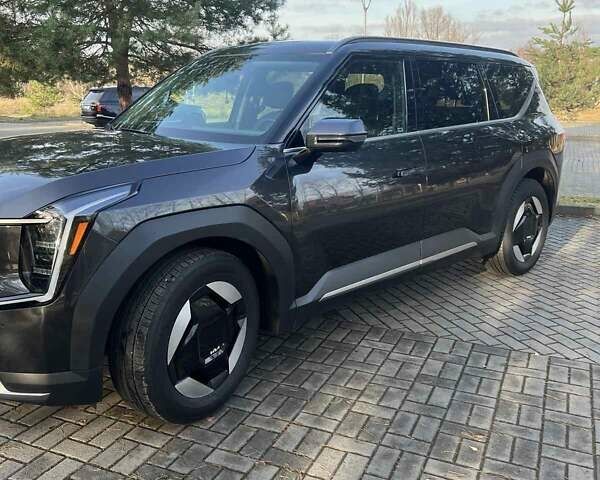 Серый Киа EV9, объемом двигателя 0 л и пробегом 30 тыс. км за 41985 $, фото 5 на Automoto.ua