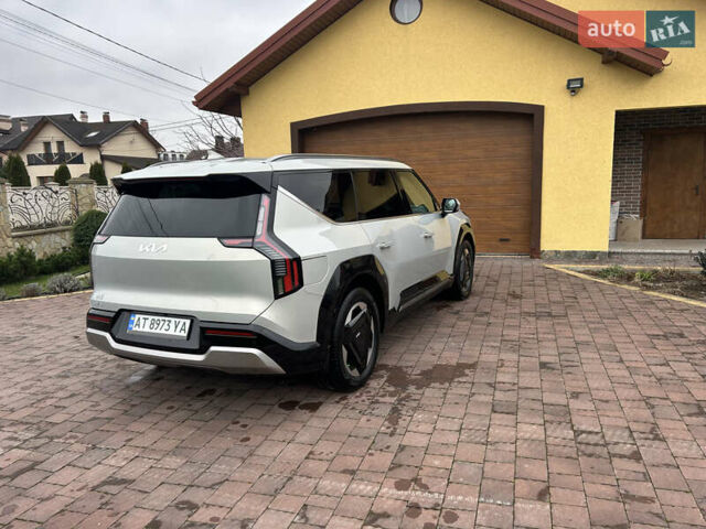Серый Киа EV9, объемом двигателя 0 л и пробегом 12 тыс. км за 44000 $, фото 8 на Automoto.ua