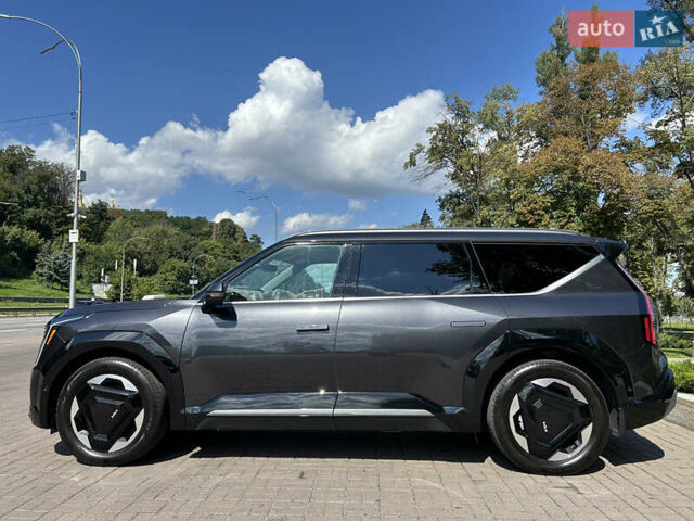 Серый Киа EV9, объемом двигателя 0 л и пробегом 19 тыс. км за 59000 $, фото 3 на Automoto.ua