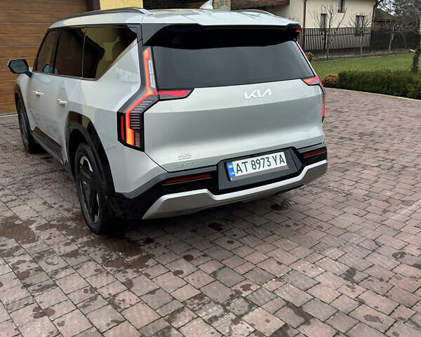 Серый Киа EV9, объемом двигателя 0 л и пробегом 12 тыс. км за 44000 $, фото 4 на Automoto.ua