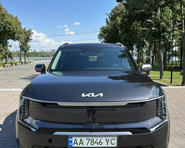 Серый Киа EV9, объемом двигателя 0 л и пробегом 19 тыс. км за 59000 $, фото 2 на Automoto.ua