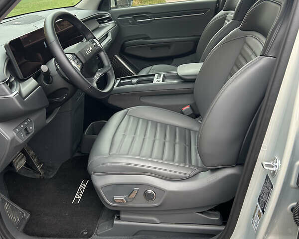 Серый Киа EV9, объемом двигателя 0 л и пробегом 12 тыс. км за 44000 $, фото 10 на Automoto.ua