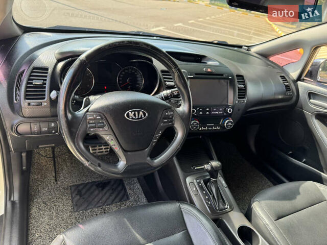 Білий Кіа K3, об'ємом двигуна 1.59 л та пробігом 175 тис. км за 10800 $, фото 6 на Automoto.ua