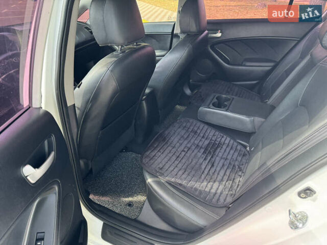 Білий Кіа K3, об'ємом двигуна 1.59 л та пробігом 175 тис. км за 10800 $, фото 10 на Automoto.ua
