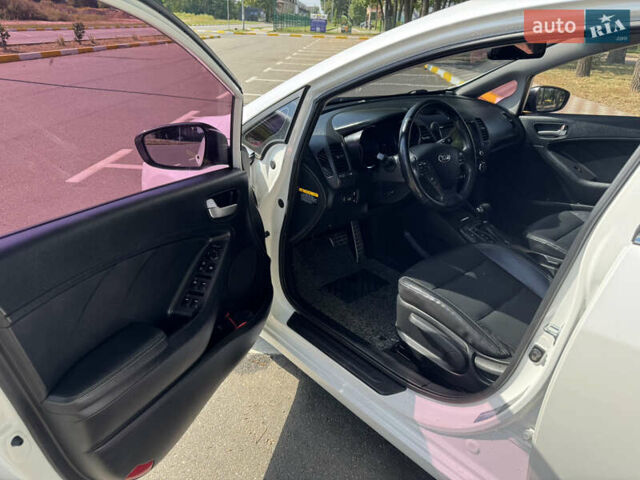 Білий Кіа K3, об'ємом двигуна 1.59 л та пробігом 175 тис. км за 10800 $, фото 8 на Automoto.ua