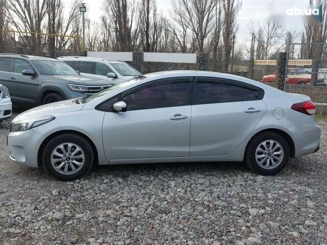 Киа K3, объемом двигателя 1.6 л и пробегом 175 тыс. км за 10700 $, фото 6 на Automoto.ua