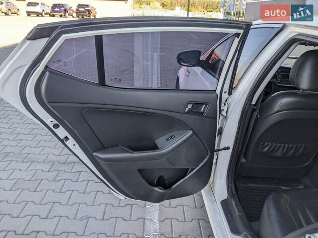 Білий Кіа K5, об'ємом двигуна 2 л та пробігом 420 тис. км за 7200 $, фото 13 на Automoto.ua