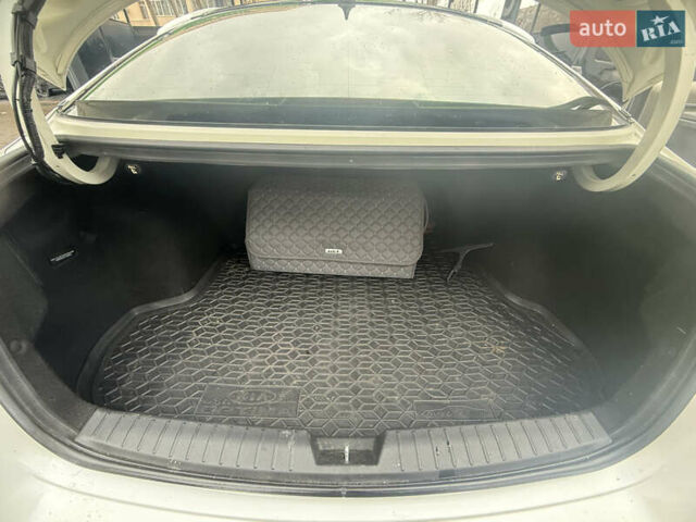 Белый Киа K5, объемом двигателя 2 л и пробегом 226 тыс. км за 9500 $, фото 45 на Automoto.ua