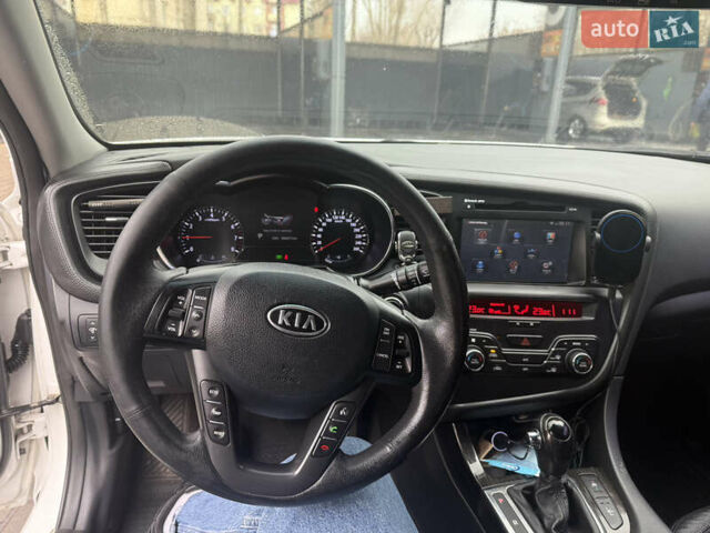 Белый Киа K5, объемом двигателя 2 л и пробегом 226 тыс. км за 9500 $, фото 24 на Automoto.ua