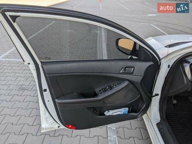 Білий Кіа K5, об'ємом двигуна 2 л та пробігом 420 тис. км за 7200 $, фото 17 на Automoto.ua