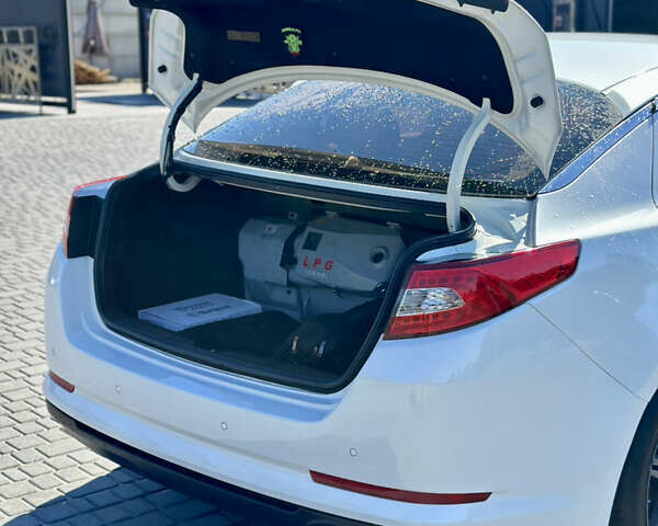Білий Кіа K5, об'ємом двигуна 2 л та пробігом 255 тис. км за 9000 $, фото 14 на Automoto.ua