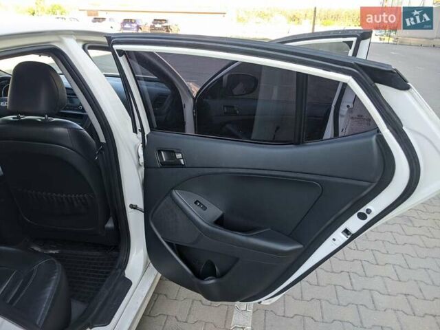 Білий Кіа K5, об'ємом двигуна 2 л та пробігом 420 тис. км за 7800 $, фото 16 на Automoto.ua
