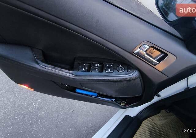 Белый Киа K5, объемом двигателя 2 л и пробегом 363 тыс. км за 7600 $, фото 10 на Automoto.ua