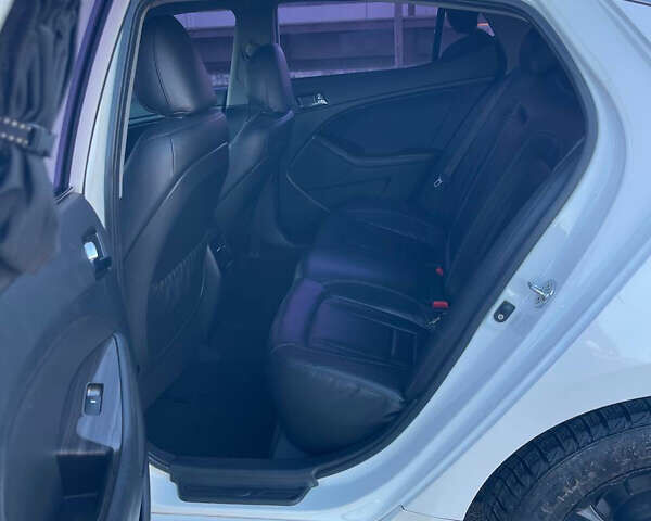 Білий Кіа K5, об'ємом двигуна 2 л та пробігом 260 тис. км за 9800 $, фото 6 на Automoto.ua