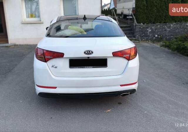 Белый Киа K5, объемом двигателя 2 л и пробегом 363 тыс. км за 7600 $, фото 4 на Automoto.ua