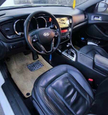 Белый Киа K5, объемом двигателя 2 л и пробегом 363 тыс. км за 7600 $, фото 5 на Automoto.ua