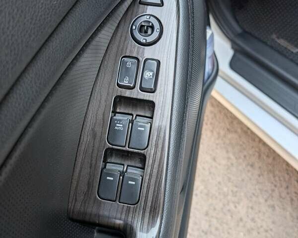 Белый Киа K5, объемом двигателя 2 л и пробегом 298 тыс. км за 7700 $, фото 17 на Automoto.ua